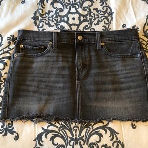 Black denim Levi’s mini skirt✨